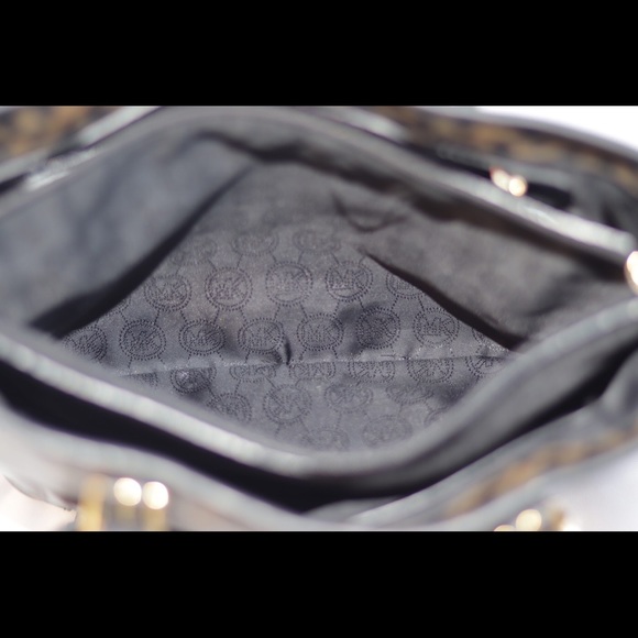 Micheal Kors Purse - Picture 6 of 6